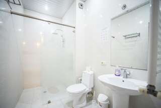 Гостевой дом Terrace House Tbilisi Тбилиси Четырехместный номер с террасой-4