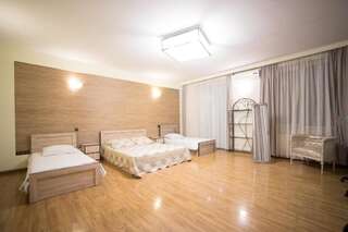 Гостевой дом Terrace House Tbilisi Тбилиси Четырехместный номер с террасой-7