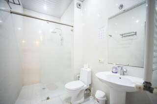Гостевой дом Terrace House Tbilisi Тбилиси Четырехместный номер с террасой-13