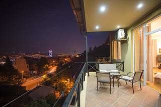 Гостевой дом Terrace House Tbilisi Тбилиси Четырехместный номер с террасой-23